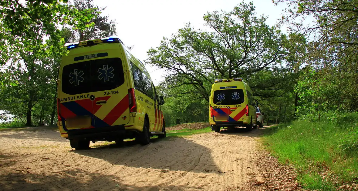 Vastzittende ambulance losgetrokken door brandweer - Foto 5