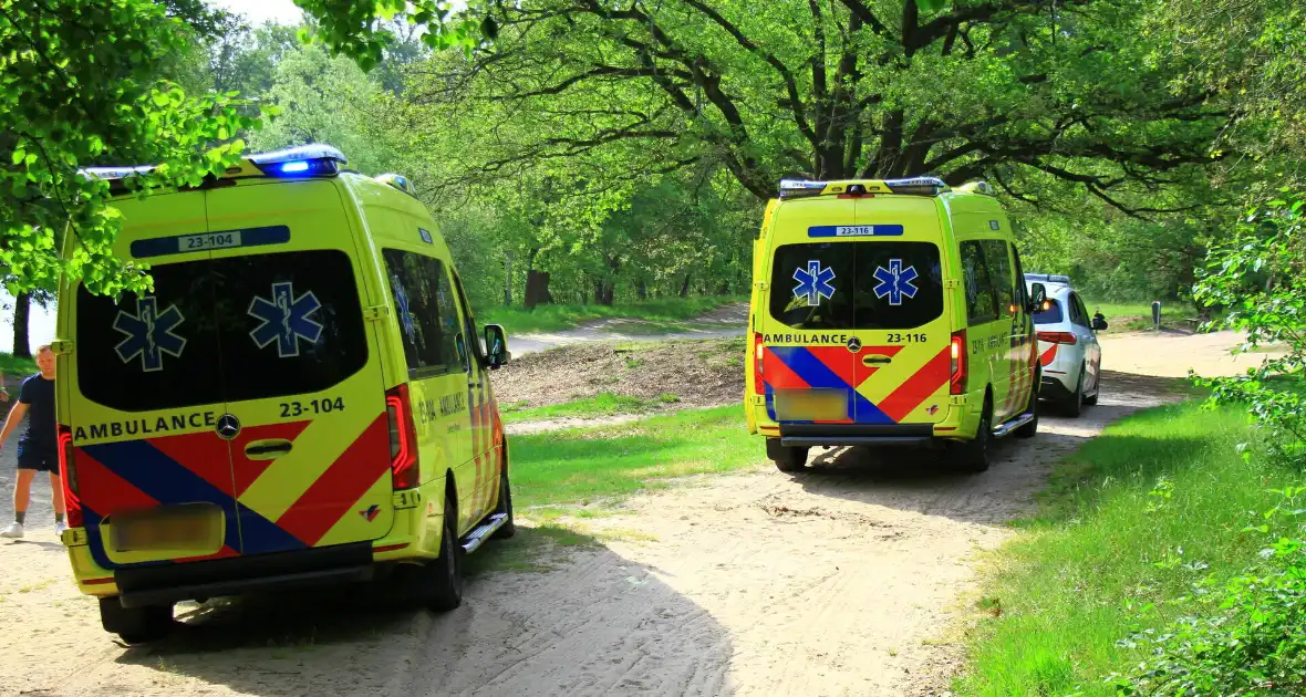 Vastzittende ambulance losgetrokken door brandweer - Foto 6
