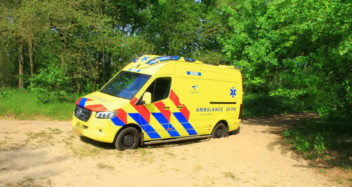 Vastzittende ambulance losgetrokken door brandweer - Foto 9