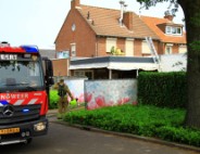 Brandweer blust brand op een dak van woning