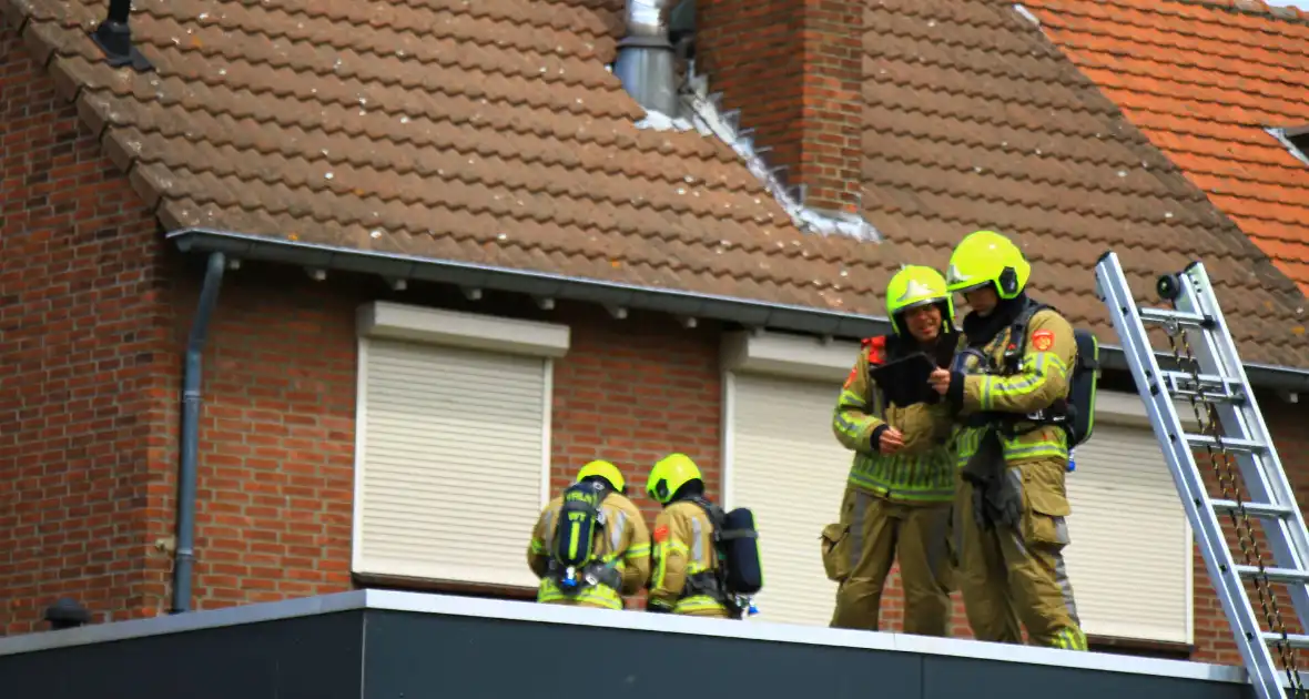 Brandweer blust brand op een dak van woning - Foto 3