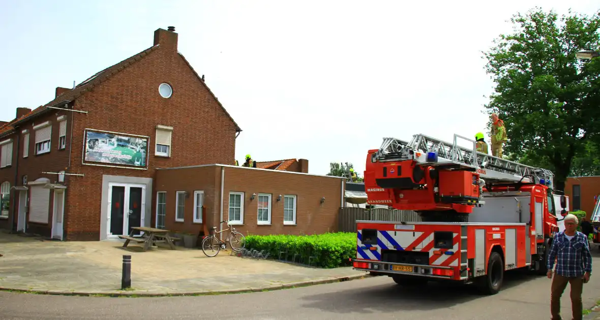 Brandweer blust brand op een dak van woning - Foto 5