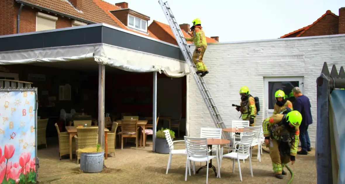 Brandweer blust brand op een dak van woning - Foto 6