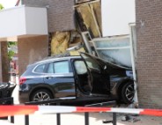 Twee gewonden nadat automobilist pand binnen rijdt