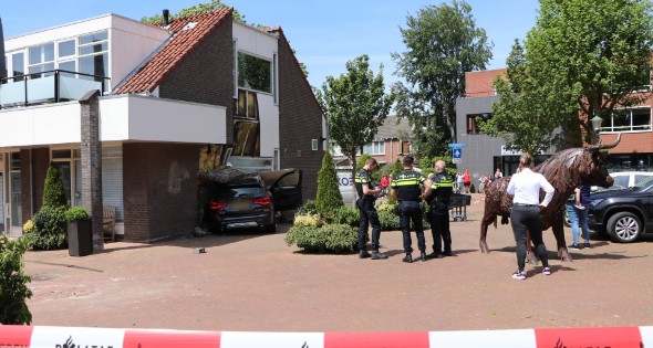 Twee gewonden nadat automobilist pand binnen rijdt - Afbeelding 1