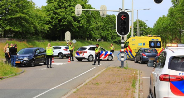 Twee personenauto's botsen op kruising - Afbeelding 2