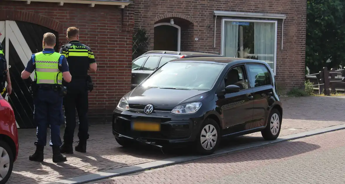 Auto klapt op buspoller