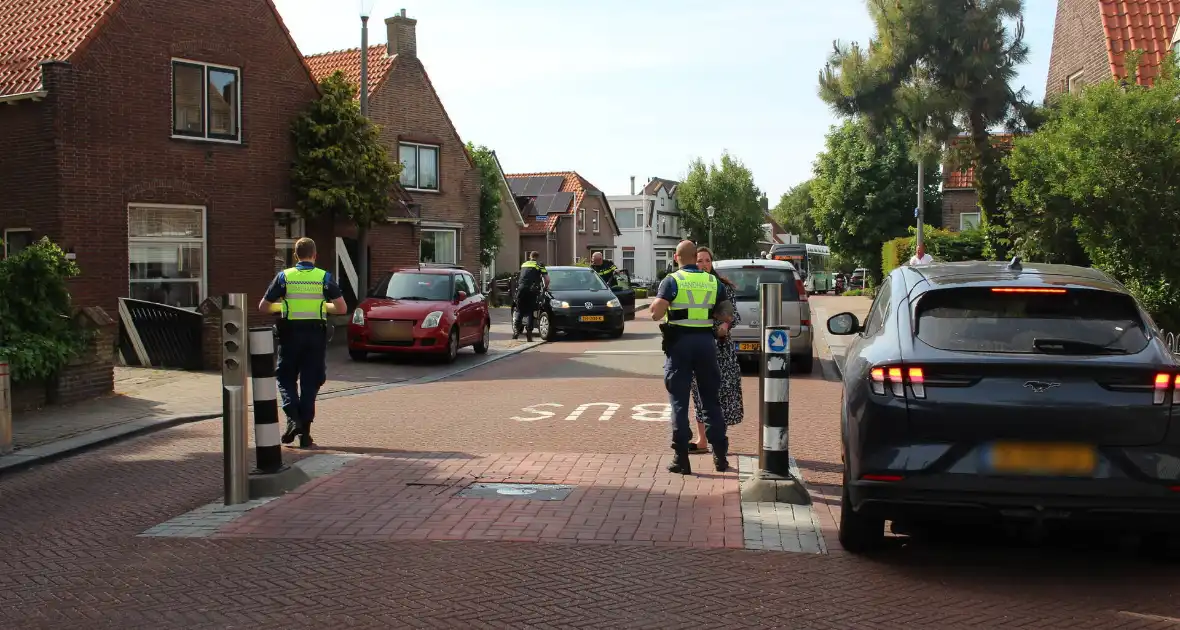 Auto klapt op buspoller - Foto 1