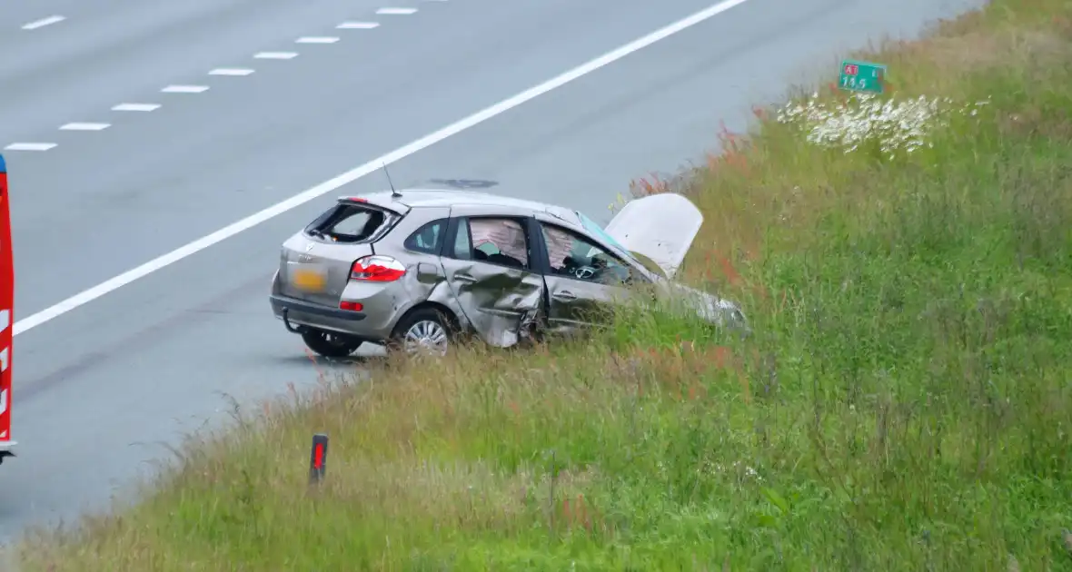 Auto zwaar beschadigd na botsing op snelweg - Foto 5