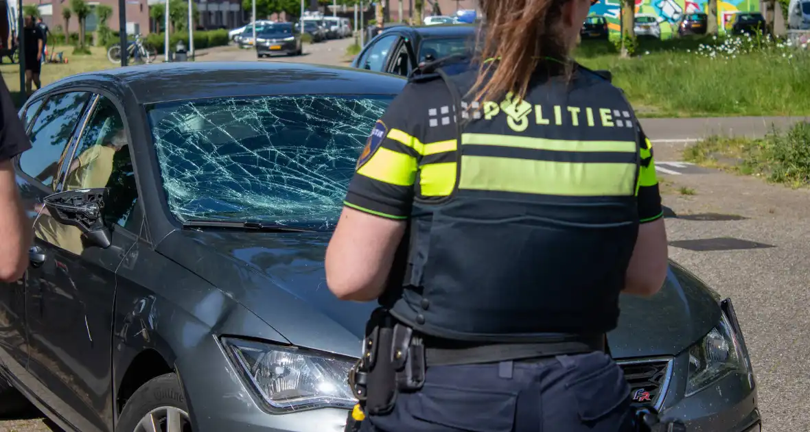 Auto en scooter botsen op kruising