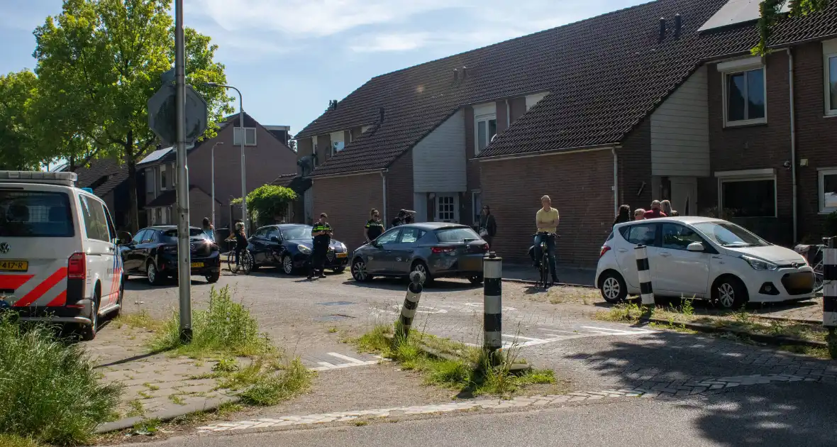 Auto en scooter botsen op kruising - Foto 1