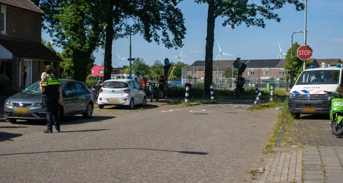 Auto en scooter botsen op kruising - Foto 2