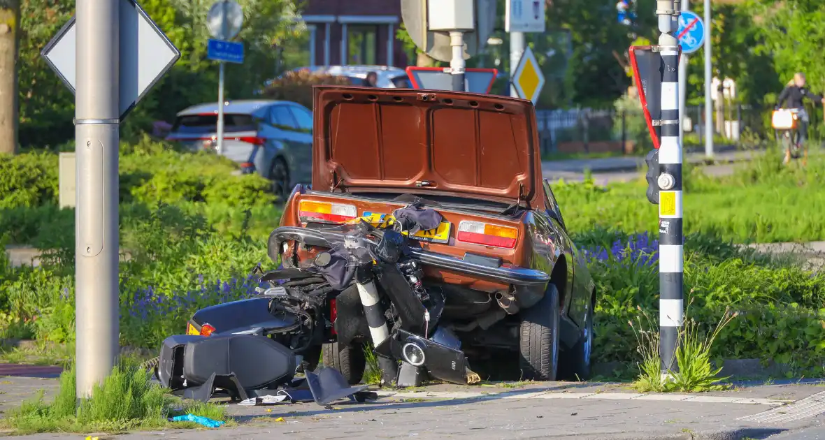 Cabriolet eindigde bovenop brommer - Foto 11