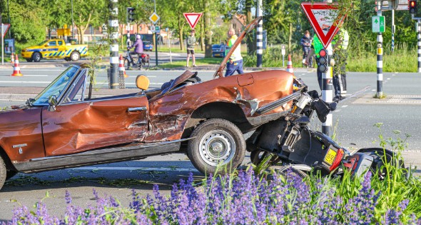 Cabriolet eindigde bovenop brommer - Afbeelding 3