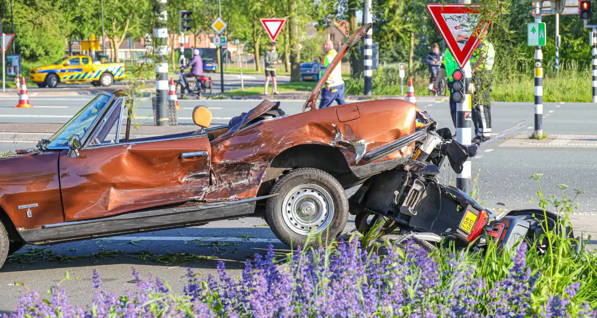 Cabriolet eindigde bovenop brommer - Foto 3