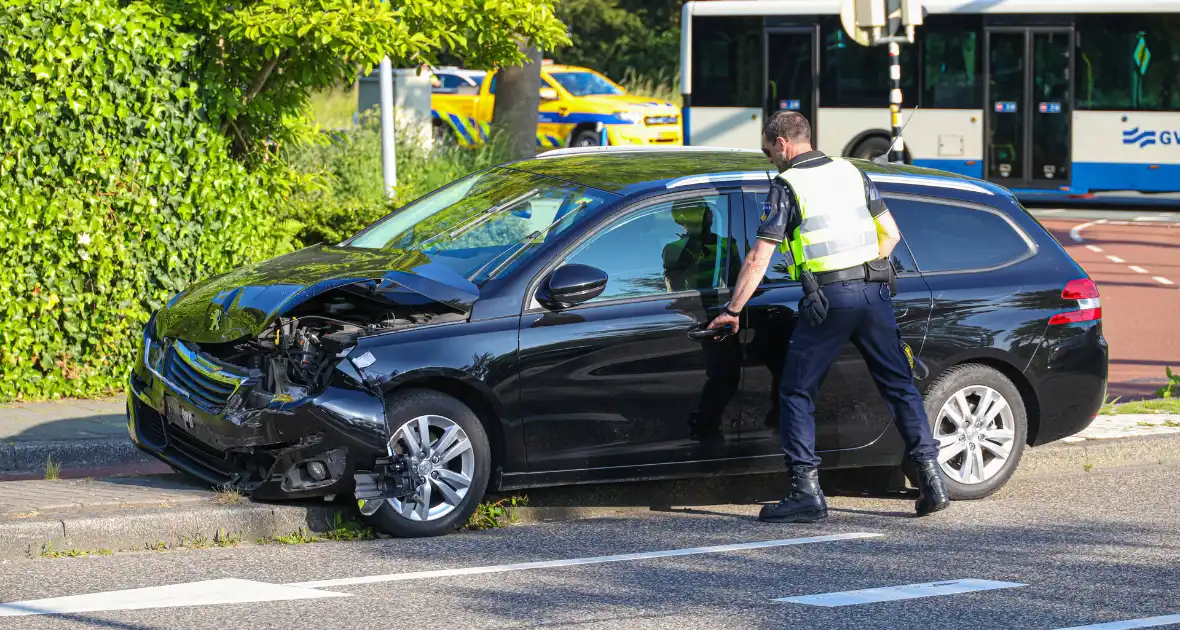 Cabriolet eindigde bovenop brommer - Foto 4