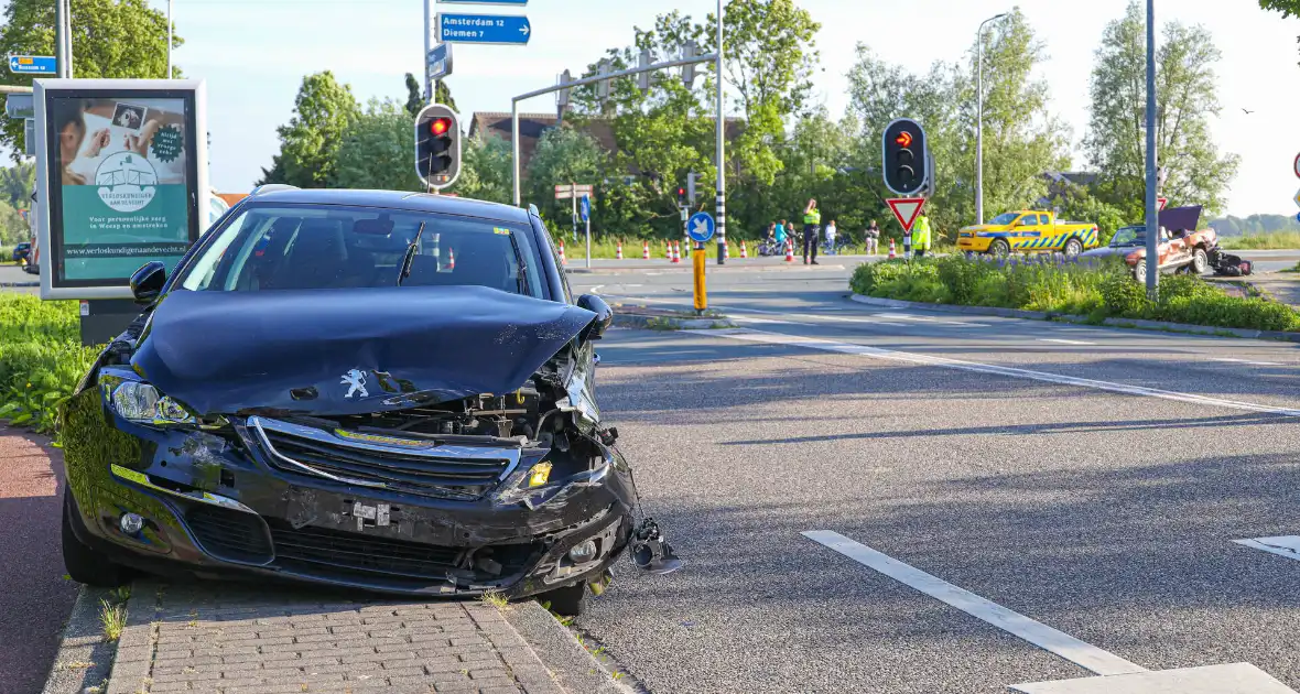 Cabriolet eindigde bovenop brommer - Foto 7