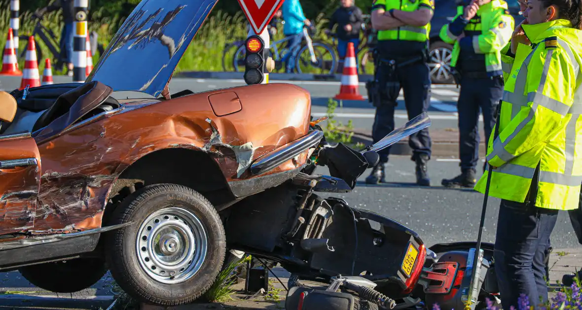 Cabriolet eindigde bovenop brommer - Foto 8