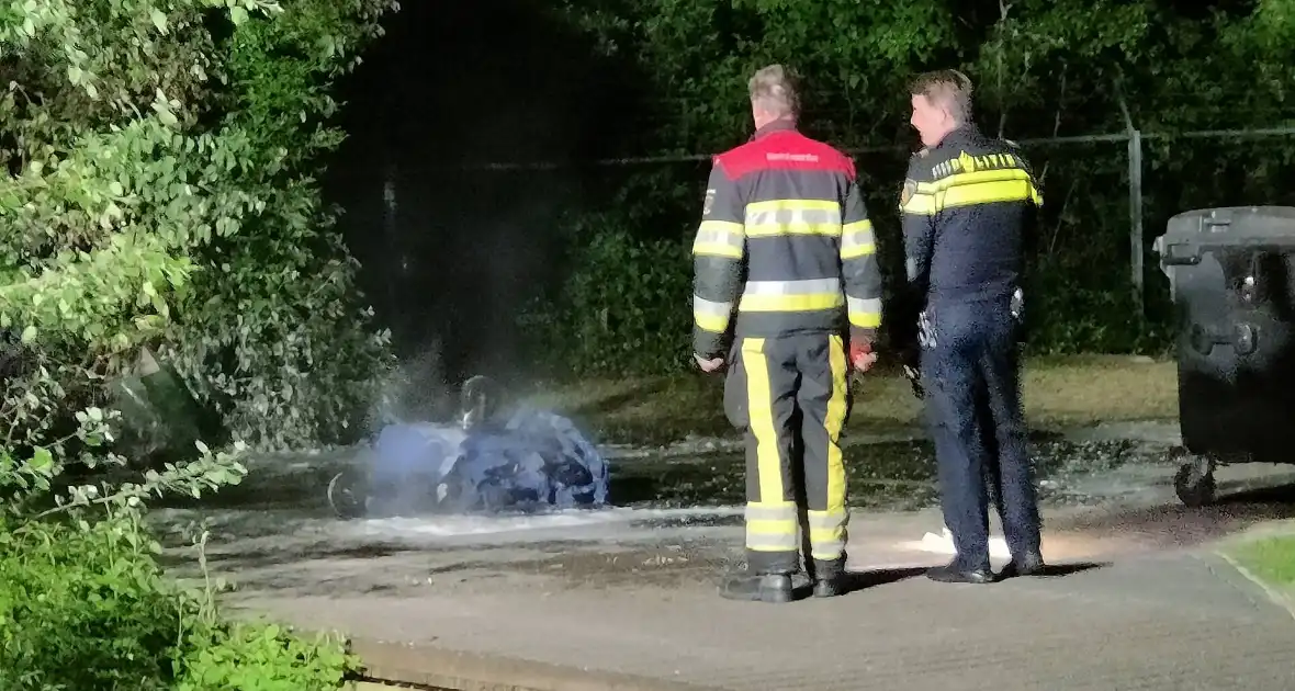 Container met oud papier in brand