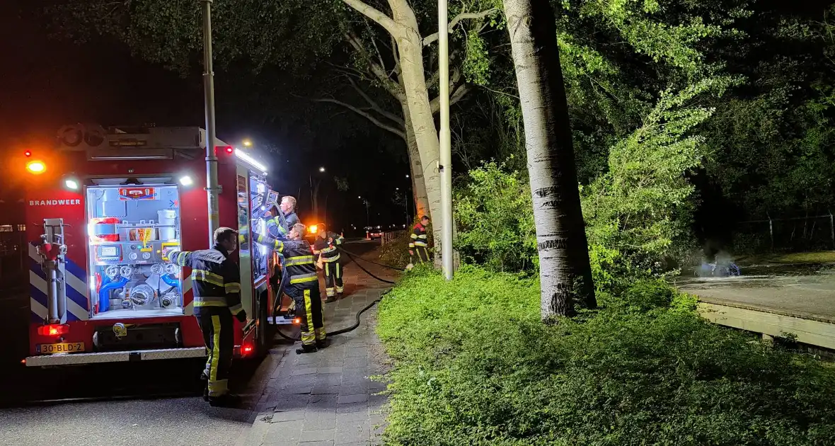 Container met oud papier in brand - Foto 4