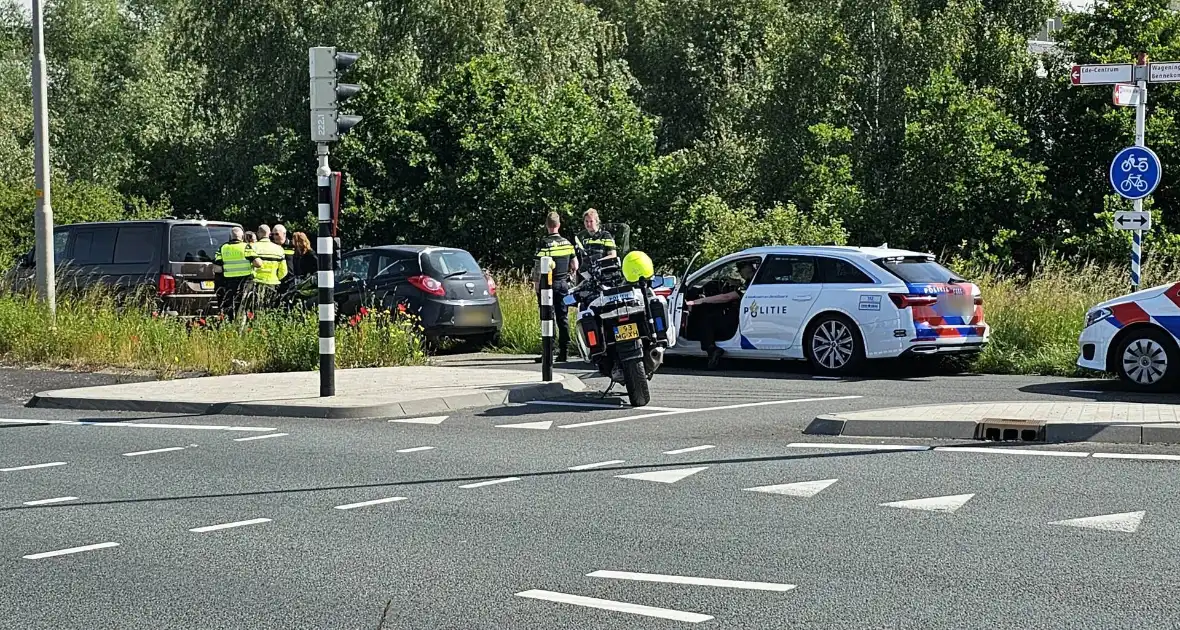 Automobilist botst op flits bestelbus van politie - Foto 1