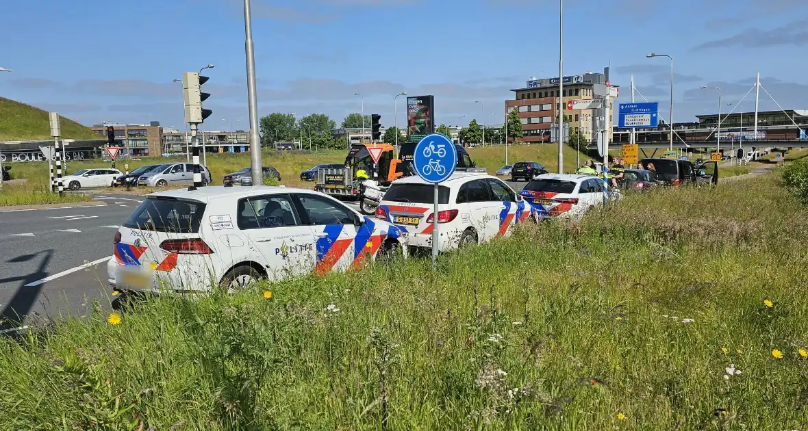 Automobilist botst op flits bestelbus van politie - Foto 3