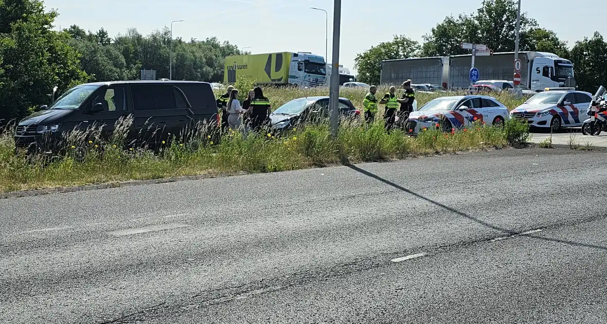 Automobilist botst op flits bestelbus van politie - Foto 4