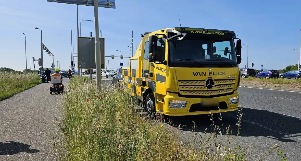 Automobilist botst op flits bestelbus van politie - Foto 5