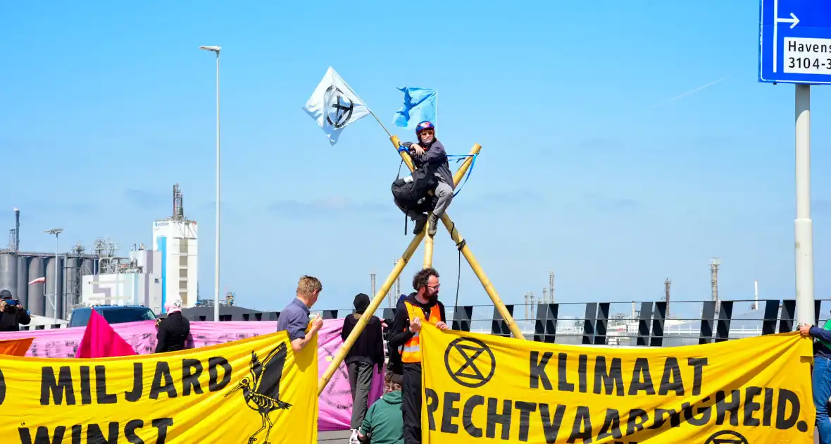 Demonstranten Extinction Rebellion blokkeren toegangsweg Shell - Foto 1