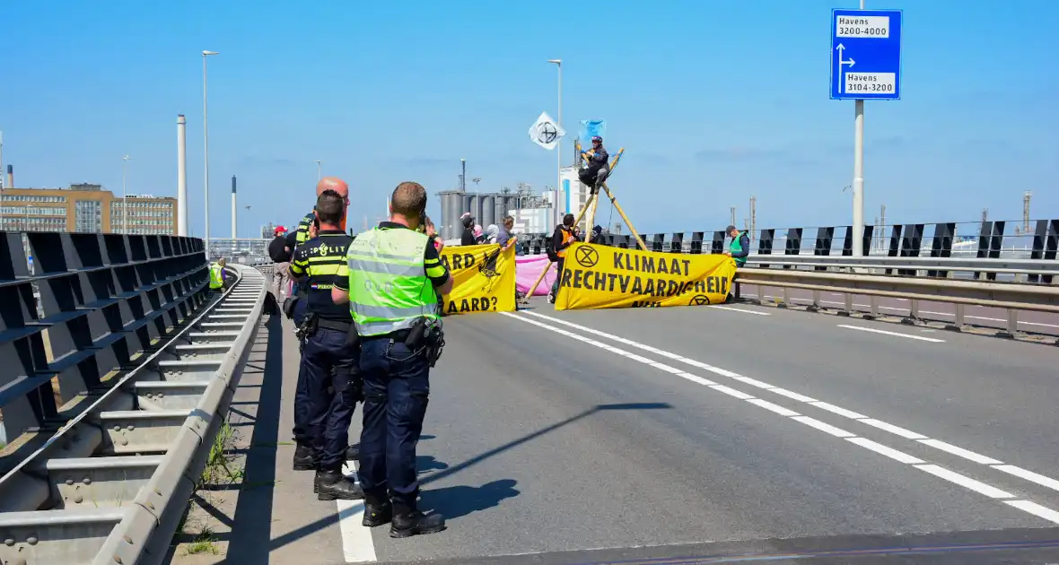 Demonstranten Extinction Rebellion blokkeren toegangsweg Shell - Foto 2