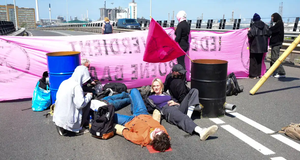 Demonstranten Extinction Rebellion blokkeren toegangsweg Shell - Foto 8