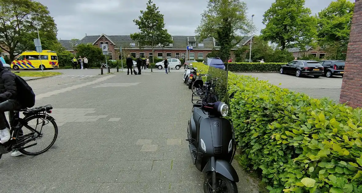 Vrouwelijke scooterbestuurster raakt gewond bij ongeval met auto - Foto 1