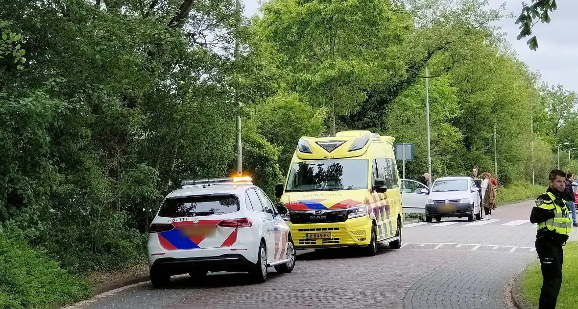 Vrouwelijke scooterbestuurster raakt gewond bij ongeval met auto - Foto 2