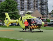 Traumahelikopter landt op voetbalveldje