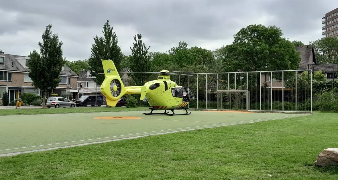 Traumahelikopter landt op voetbalveldje - Foto 1
