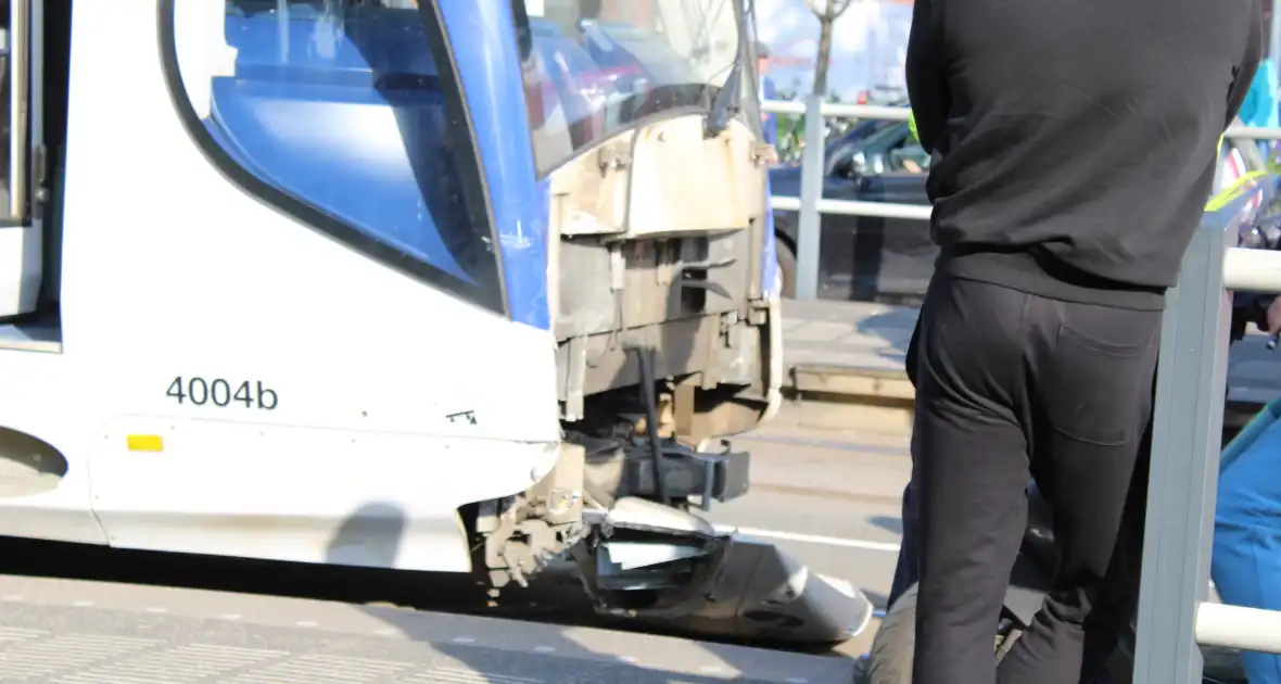 Bestelbus en tram beschadigd bij ongeval - Foto 10