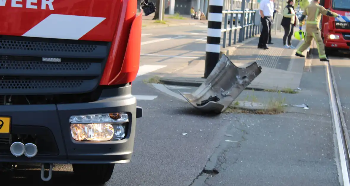 Bestelbus en tram beschadigd bij ongeval - Foto 2