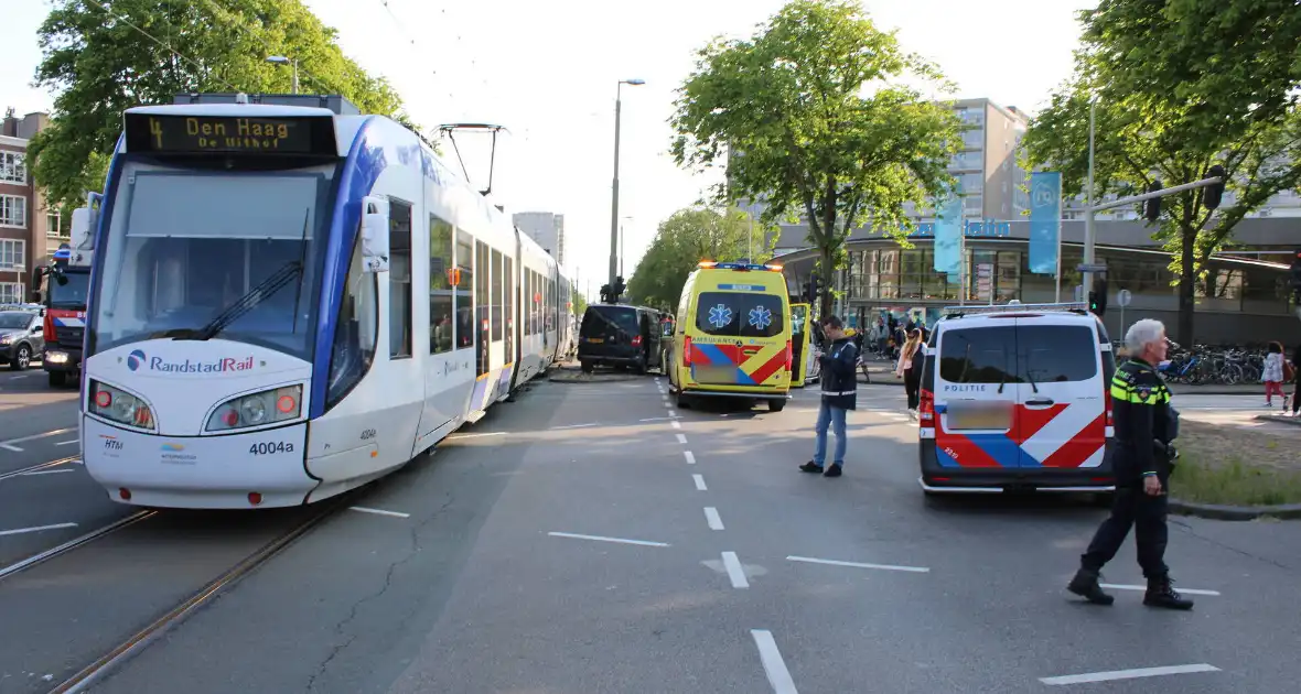 Bestelbus en tram beschadigd bij ongeval - Foto 5