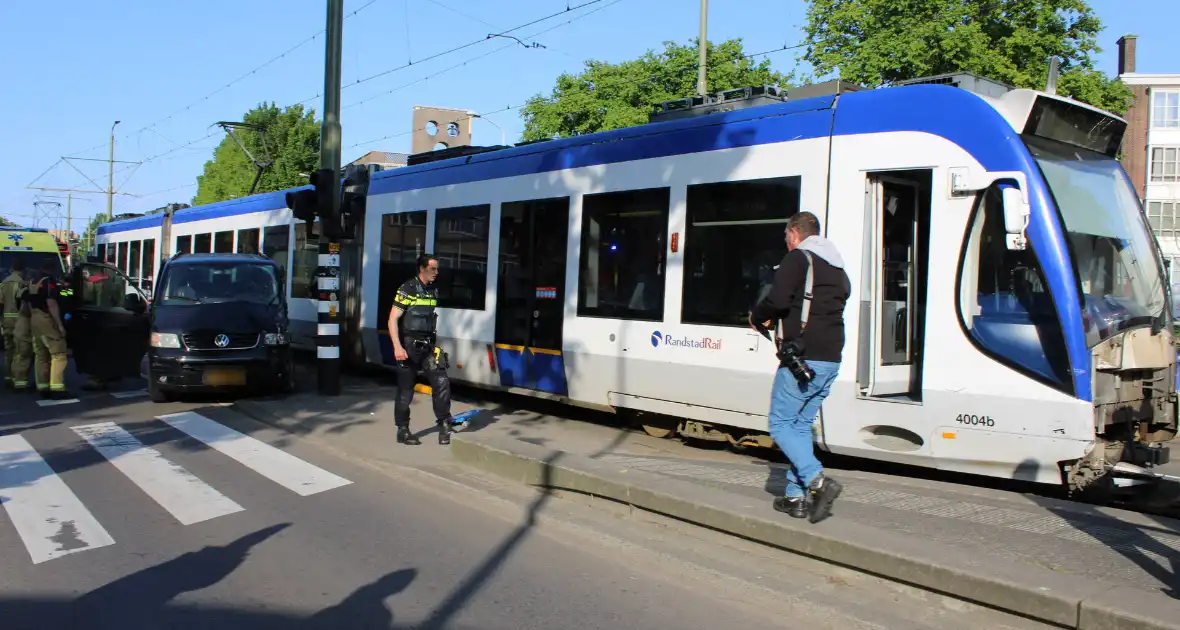 Bestelbus en tram beschadigd bij ongeval - Foto 8