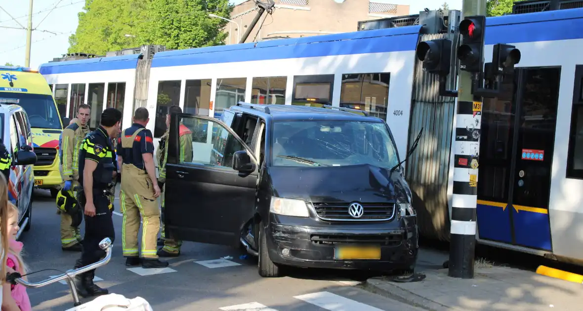 Bestelbus en tram beschadigd bij ongeval - Foto 9