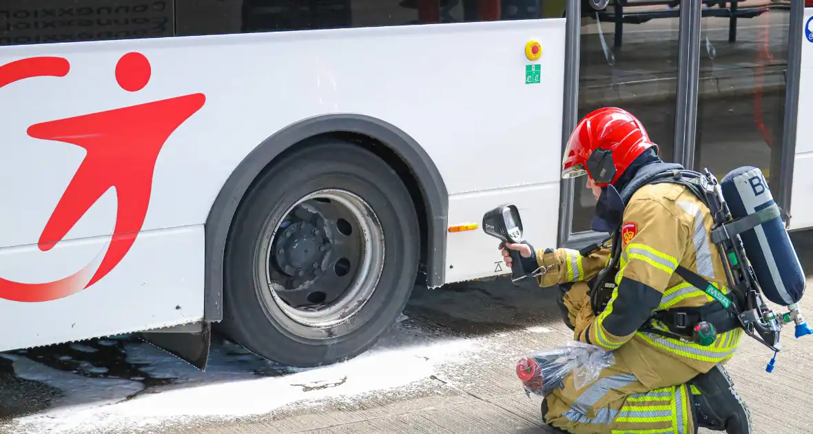 Lijnbus vliegt bijna in brand - Foto 1