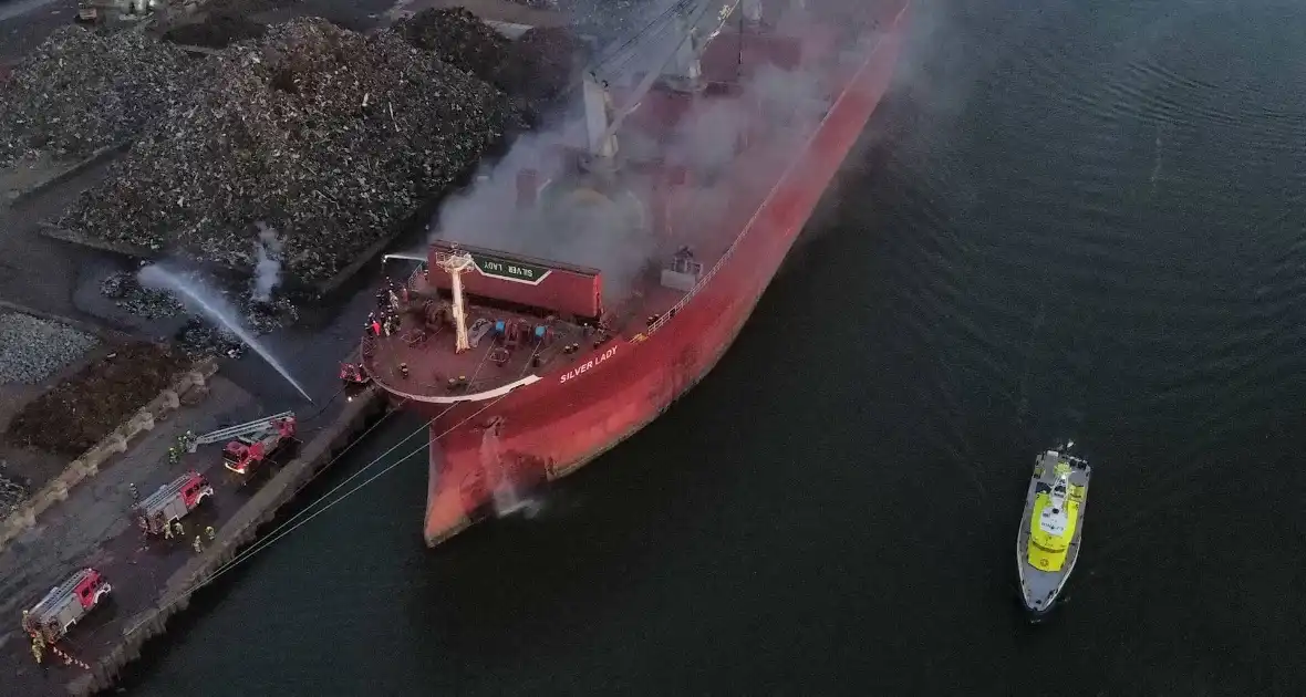 Schoot vat vlam op kade en in ruim van vrachtschip - Foto 14