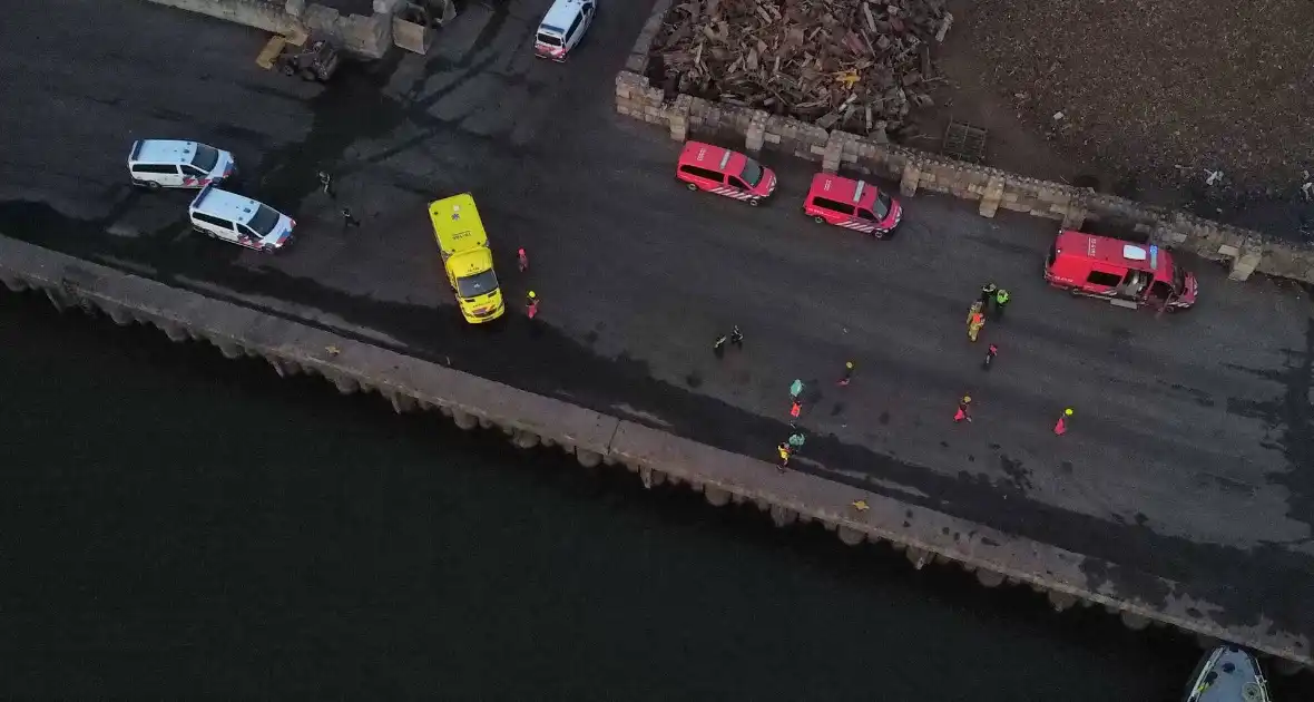 Schoot vat vlam op kade en in ruim van vrachtschip - Foto 15