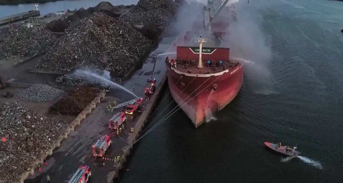 Schoot vat vlam op kade en in ruim van vrachtschip - Foto 18