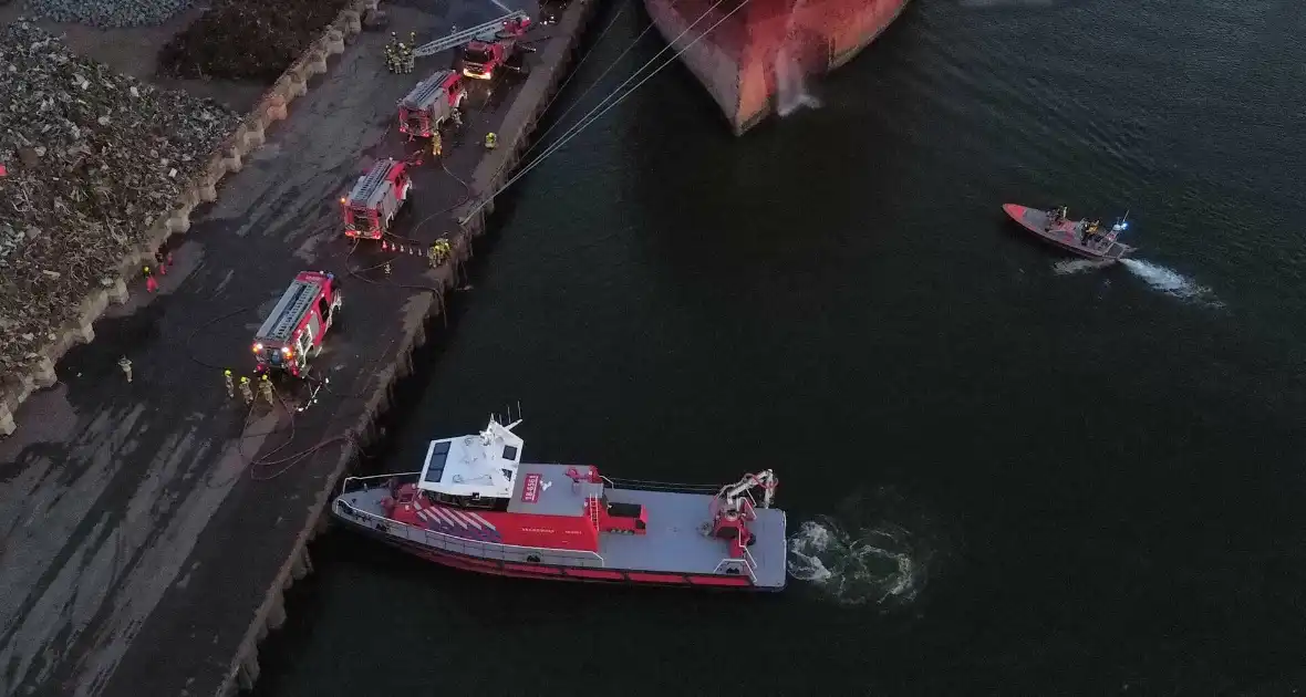 Schoot vat vlam op kade en in ruim van vrachtschip - Foto 19