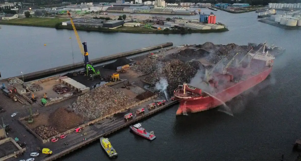 Schoot vat vlam op kade en in ruim van vrachtschip - Foto 5