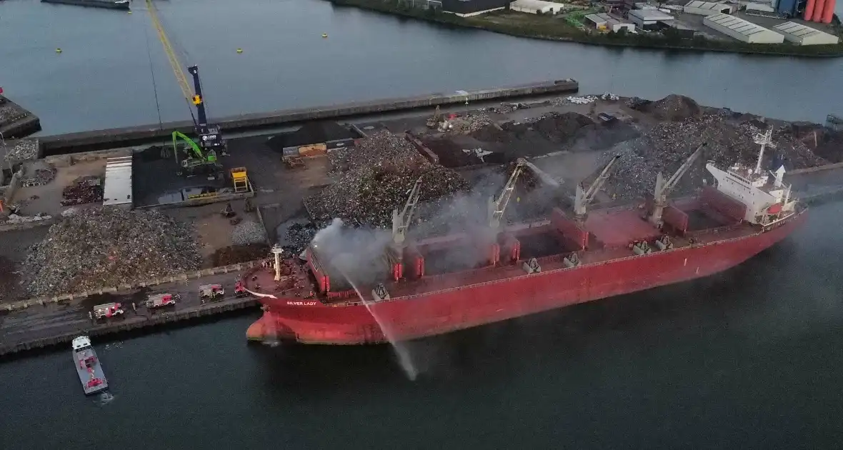 Schoot vat vlam op kade en in ruim van vrachtschip - Foto 7