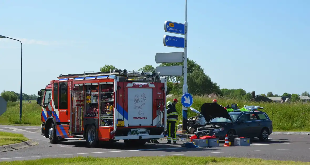 Persoon bekneld bij hevige aanrijding op kruising - Foto 1