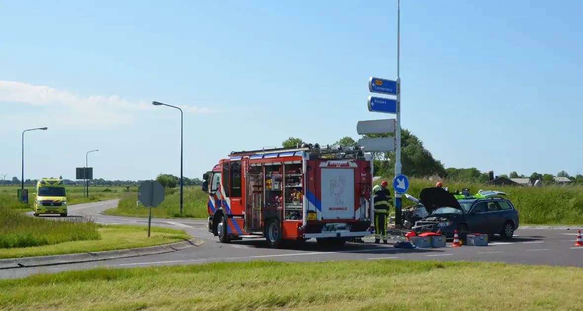 Persoon bekneld bij hevige aanrijding op kruising - Foto 2