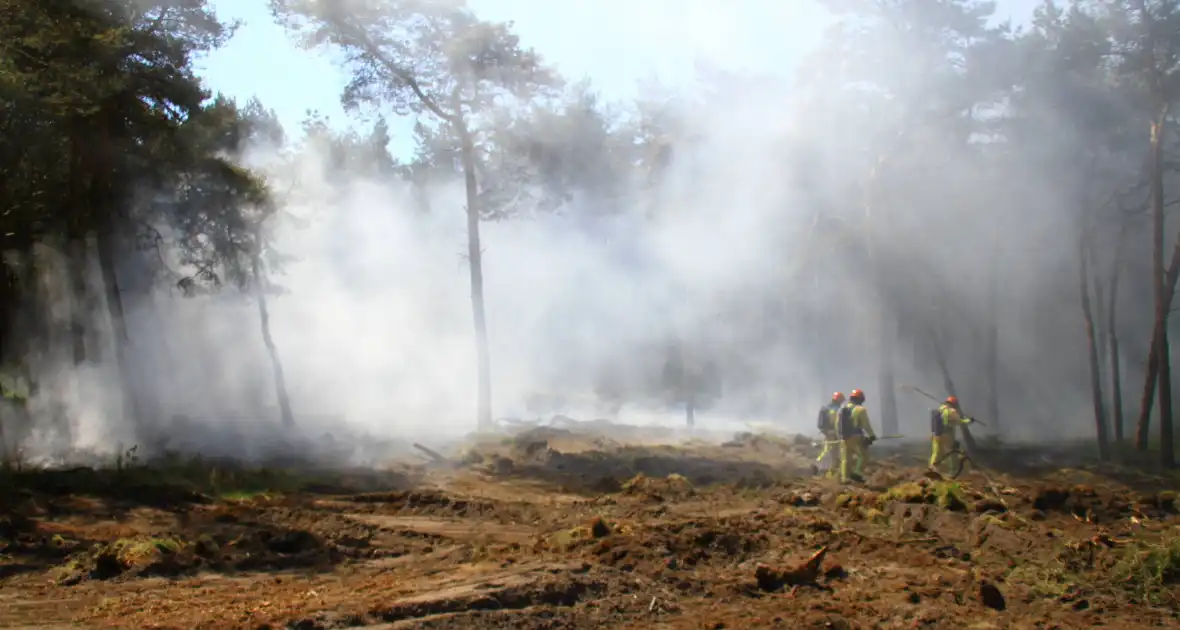 Brandweer rijdt zich vast bij natuurbrand - Foto 5